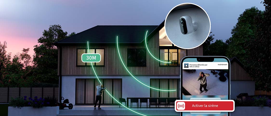   Une image nocturne d'une maison avec une représentation visuelle d'une sirène sonnant à 80 dB - aussi forte qu'un train