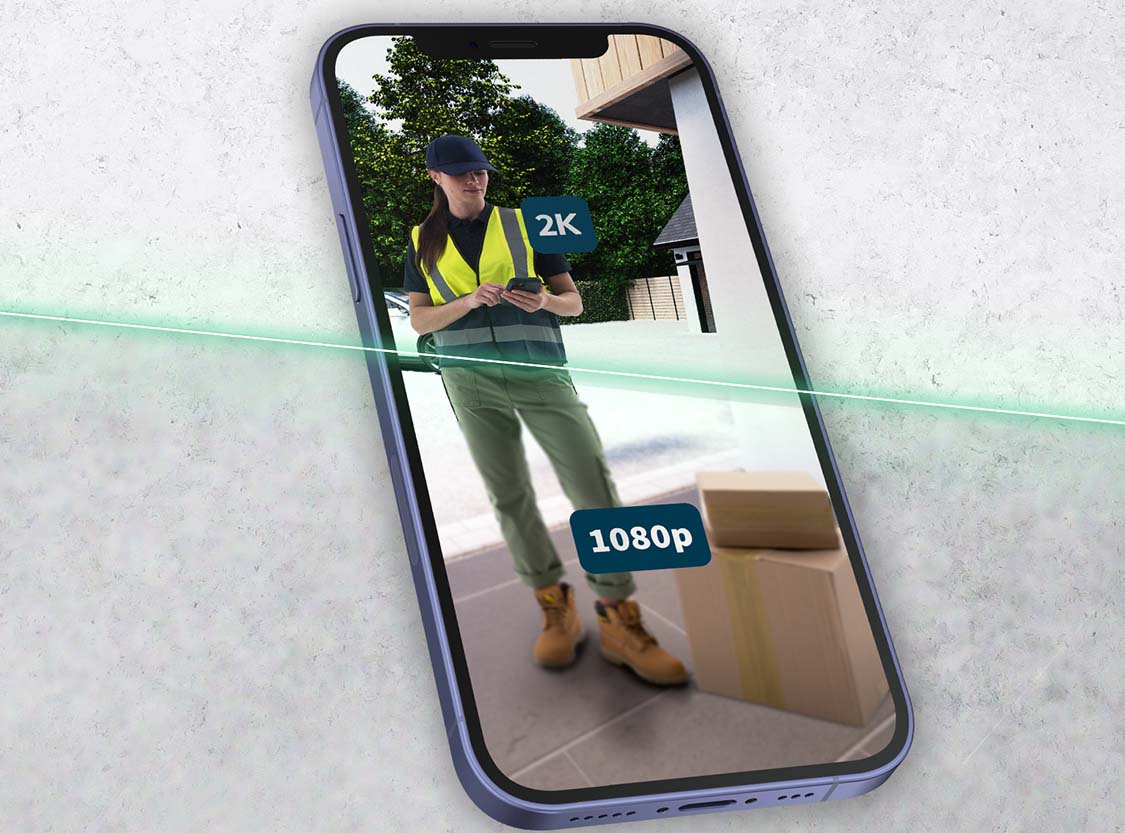 Het schermafbeelding van de mobiele telefoon toont een duidelijk high-definition beeld van een bezorger bij de voordeur