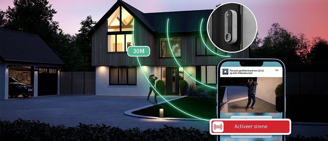 Een potentiële indringer is te zien op een mobiel schermafbeelding 's nachts buiten een huis, nadat hij een krachtige sirene van een Arlo -camera heeft opgezet