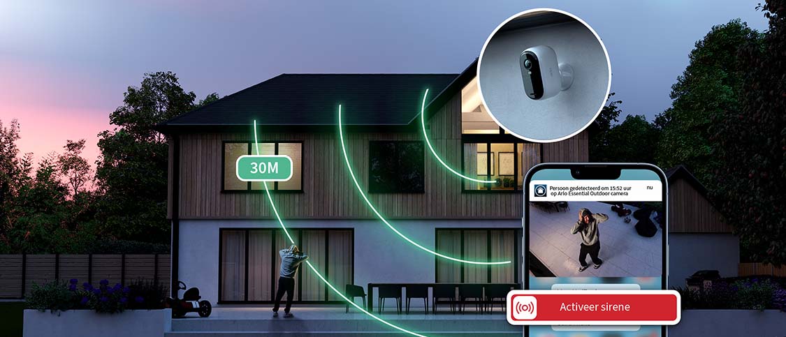 Een potentiële indringer wordt 's nachts gezien op een mobiel scherm buiten een huis, nadat hij een krachtige sirene van een Arlo-camera heeft laten afgaan