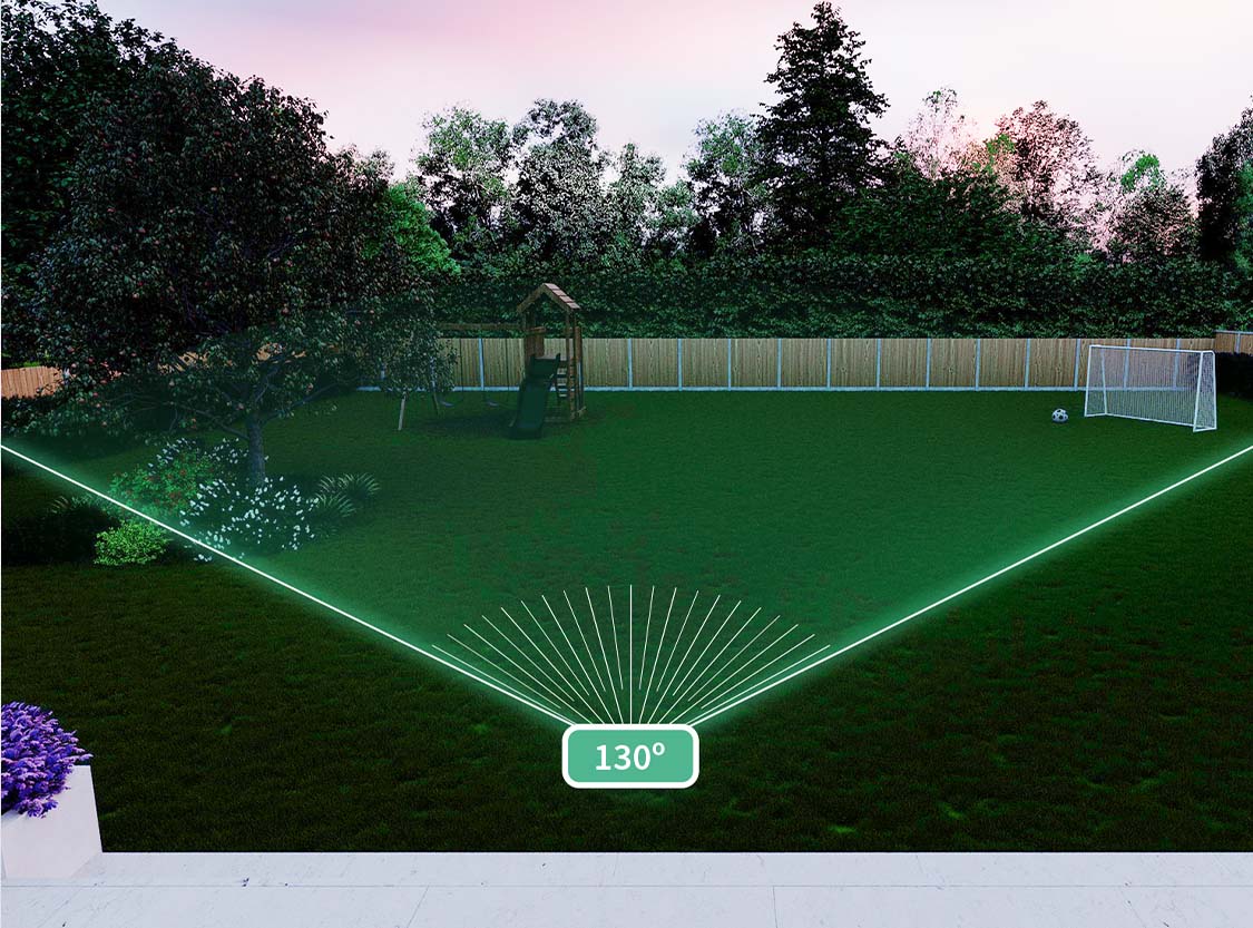  Une vue grand angle d'un jardin montre l'angle de vision de 130 degrés d'une caméra Arlo Essential 2K XL