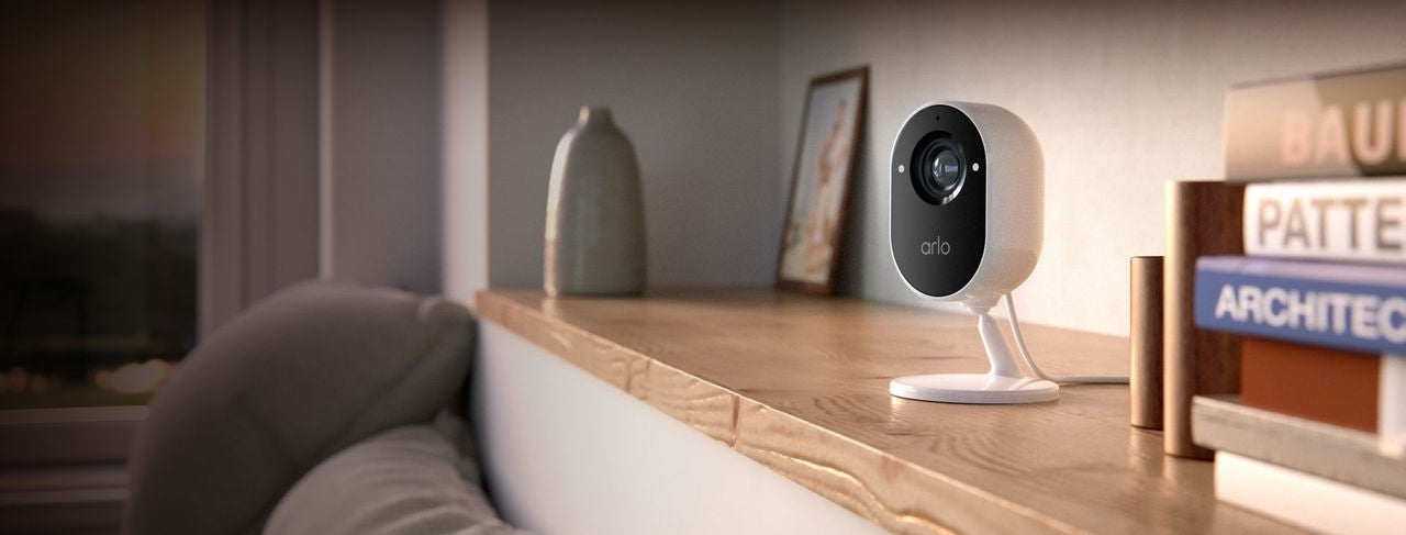 Arlo Cámara Pro 4 Spotlight – 1 paquete – Seguridad inalámbrica, video 2K y  HDR, visión nocturna a color, audio de 2 vías, directo a WiFi, no necesita